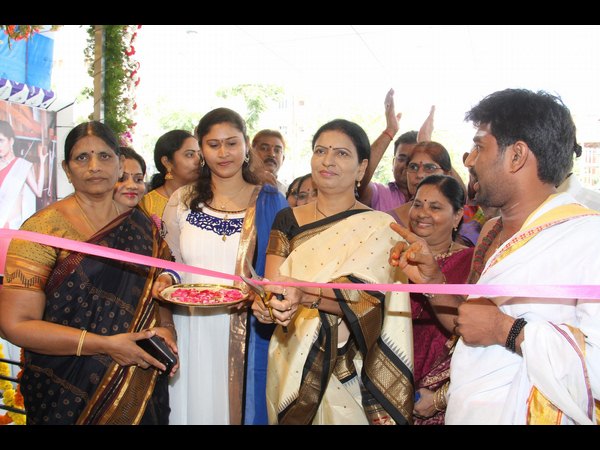 షోరూంను ప్రారంభిస్తున్న డికె అరుణ