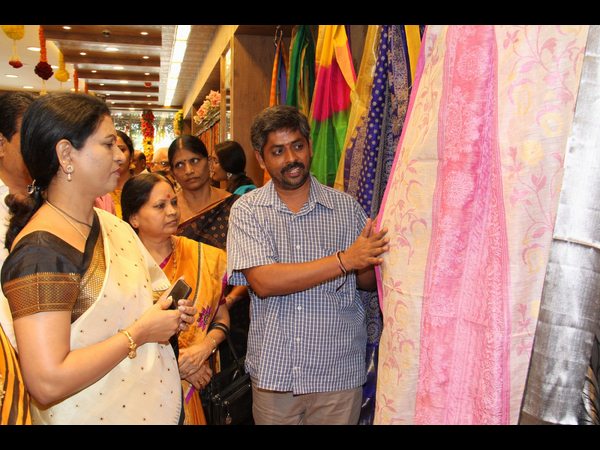 పరిశీలిస్తున్న డికె అరుణ