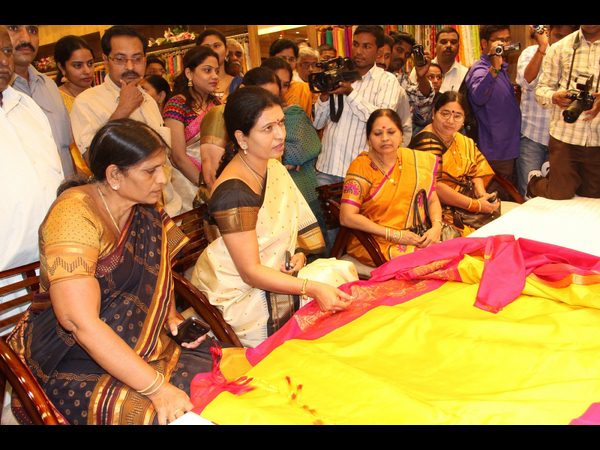 డికె అరుణ, ఇతరులు