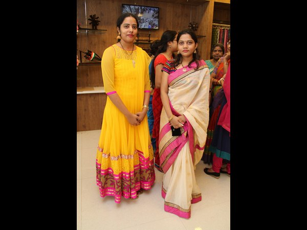 షోరూంలో