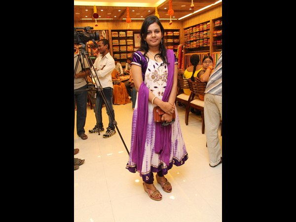 షోరూంలో మహిళ