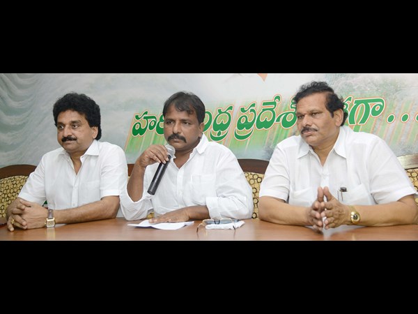 మాట్లాడుతున్న శైలజానాథ్