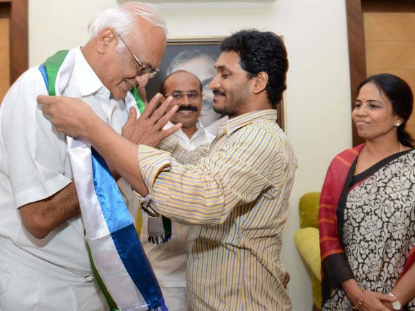 ఎస్పీవై రెడ్డికి పార్టీ కండువా..