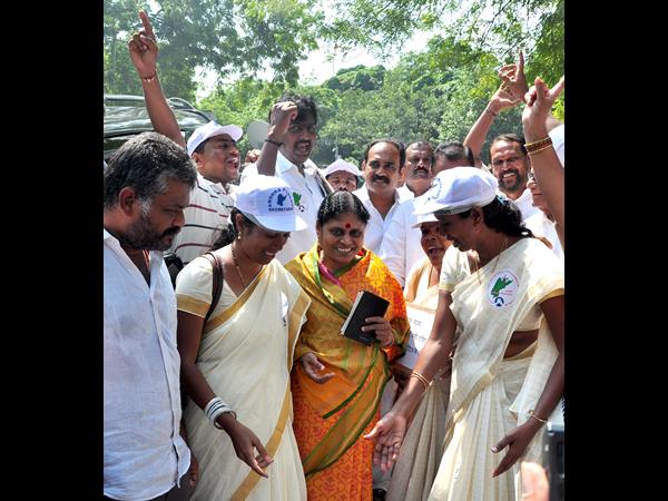 బైబిల్‌తో విజయమ్మ