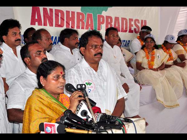 విభజన నిర్ణయంపై నిప్పులు