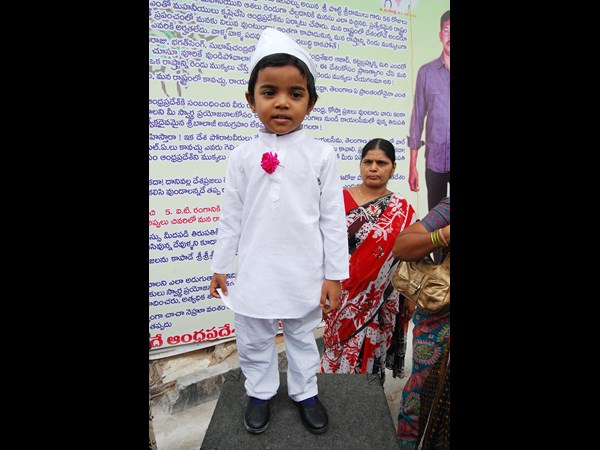 నెహ్రూ వేషధారణలో