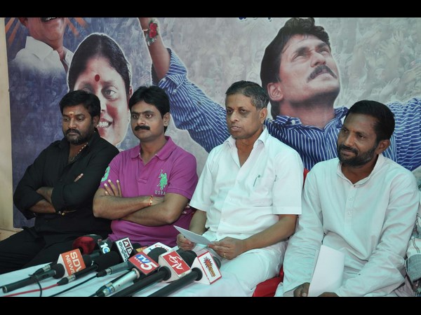 మాట్లాడుతున్న వైయస్సార్ కాంగ్రెసు పార్టీ