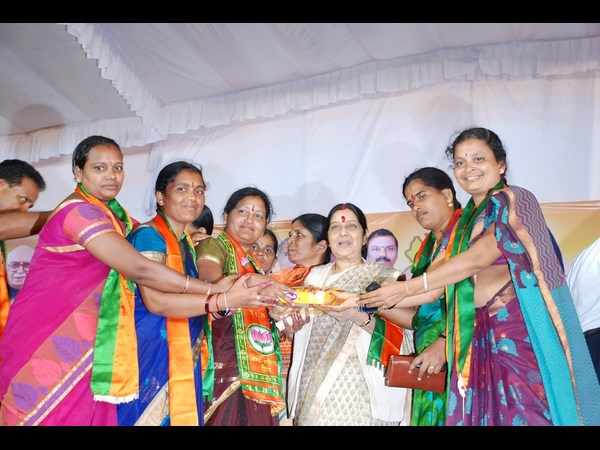 మహిళలతో సుష్మ