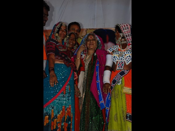 లంబాడీ మహిళలతో