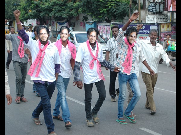 కెసిఆర్ మాస్కులతో