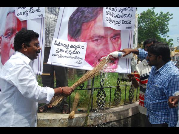 ఫినాయిల్ పోస్తూ ఇలా...