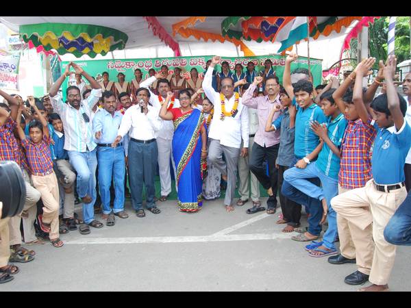 ఒంటి కాలి నిరసనలు..