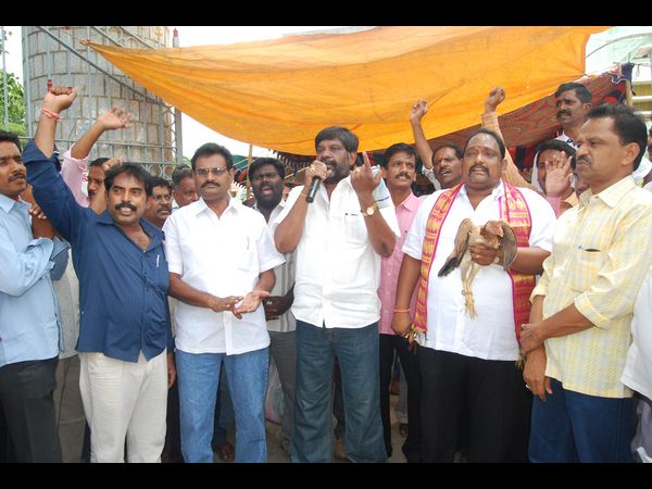 కోడితో నిరసన