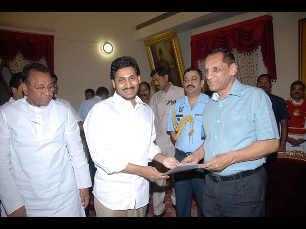 గవర్నర్‌ను కలిసిన జగన్