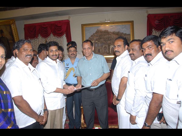 జగన్, ఇతర నేతలు