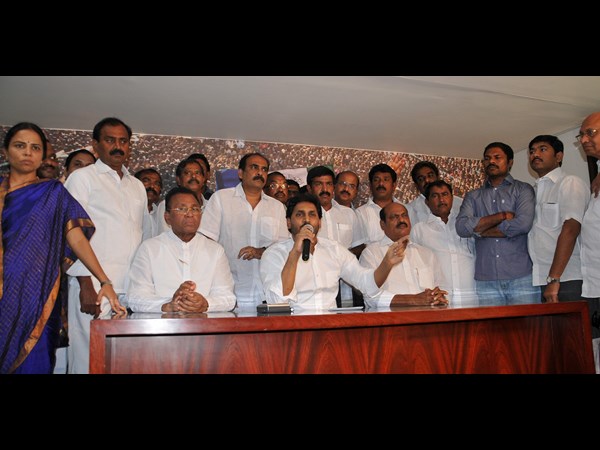 జగన్‌తో టి, సీమాంధ్ర నేతలు