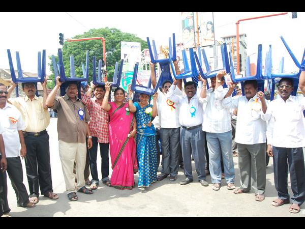 కుర్చీలు నెత్తి పైన