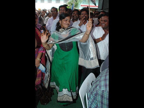 డ్యాన్స్ చేస్తూ..