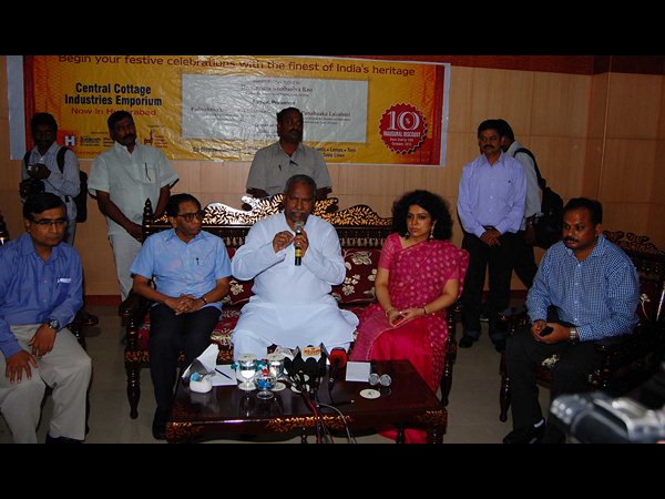 మాట్లాడుతున్న కావూరి