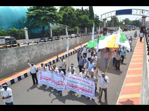 జాతీయ పతాకంతో