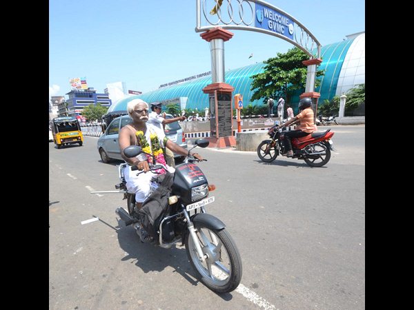 పొట్టి శ్రీరాములు వేషధారణలో