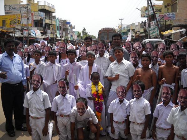 మహాత్ముడి మాస్కులతో