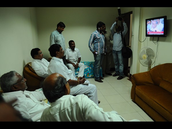 టీవీలలో చూస్తున్న నేతలు