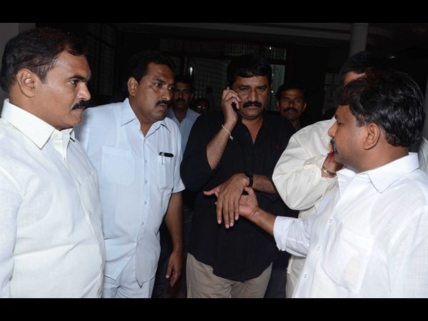 చిన్నబోయిన నేతలు
