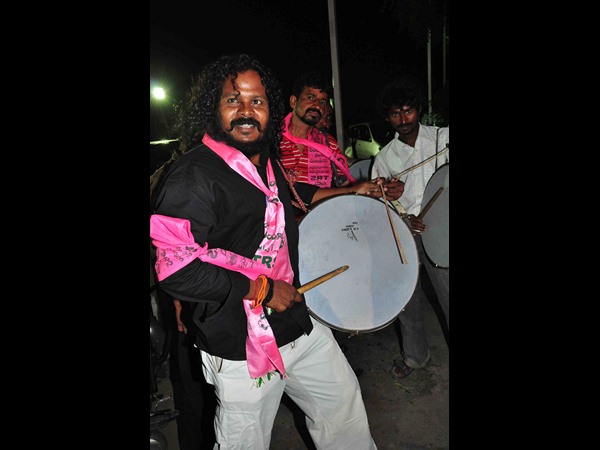 డప్పు కొట్టి..