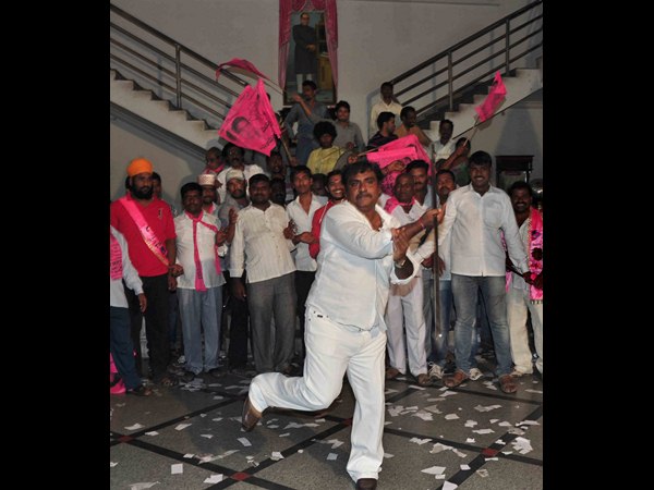 చిందేశారు