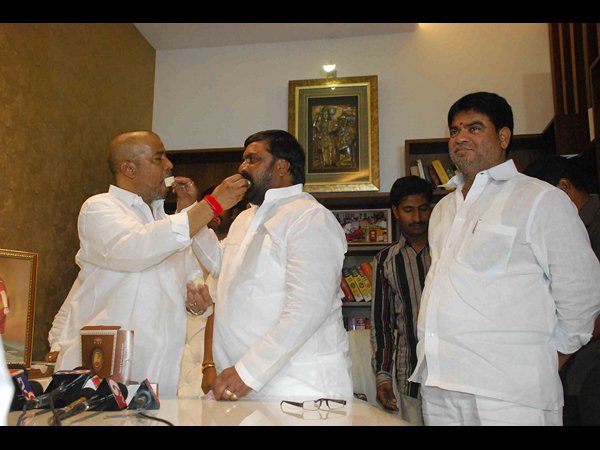 మిఠాయి తినిపించుకున్నారు