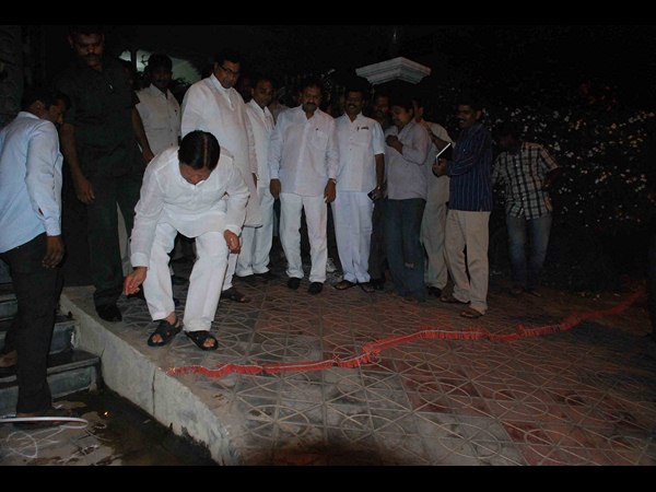 టపాసు పేల్చుతూ