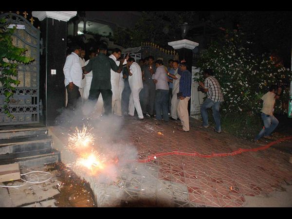 టపాసు పేలింది