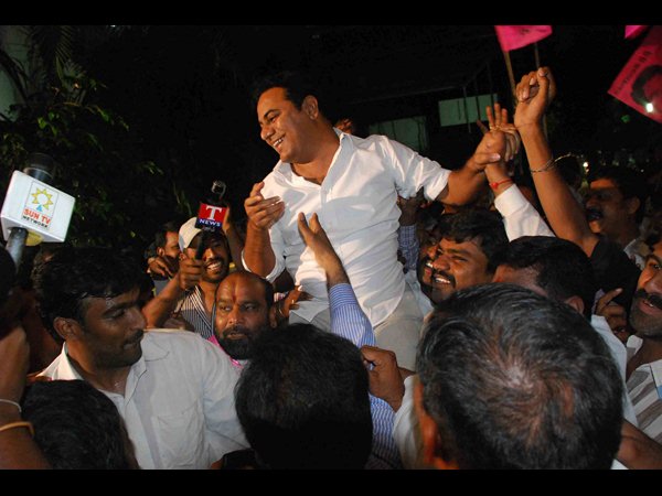 కెటిఆర్‌ను ఎత్తుకున్నారు