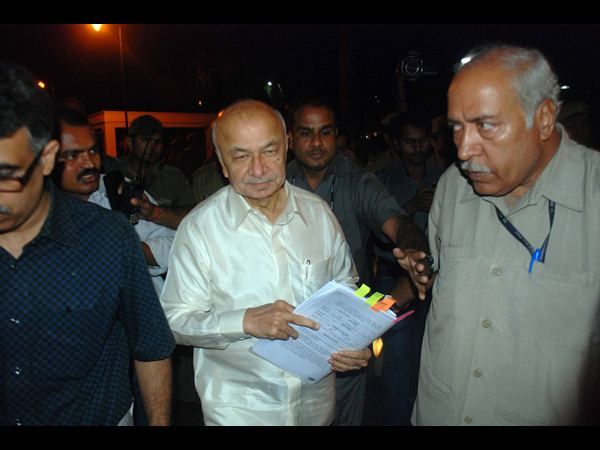 నోట్‌తో షిండే!