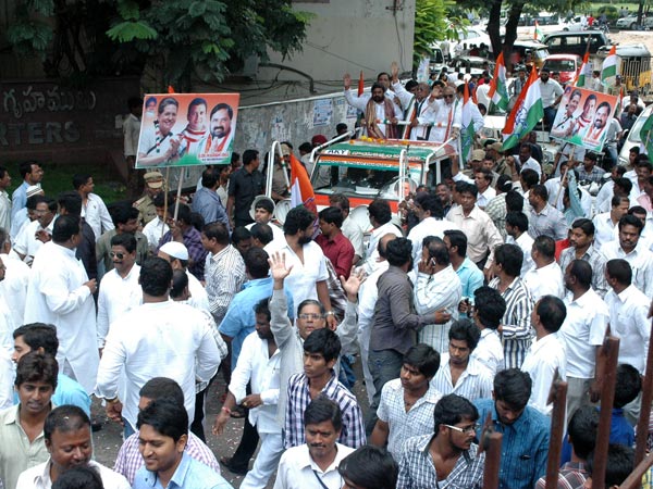 ఓపెన్ టాప్ వాహనంలో...