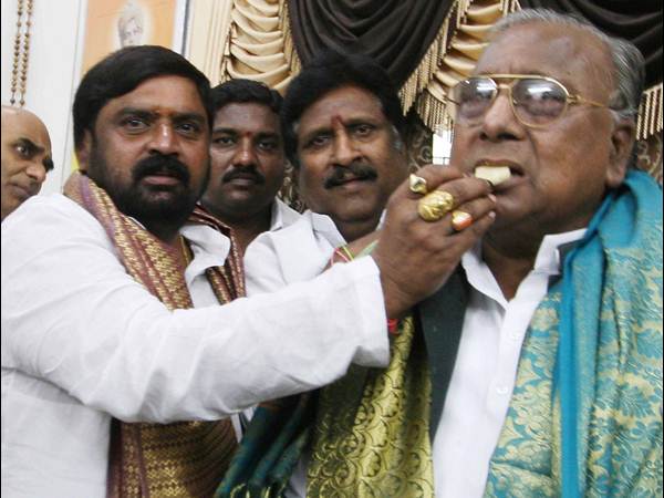 విహెచ్‌కు కేక్ తినిపిస్తూ అంజన్