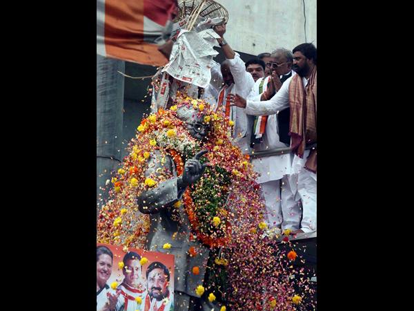 అంబేడ్కర్‌కు నివాళి