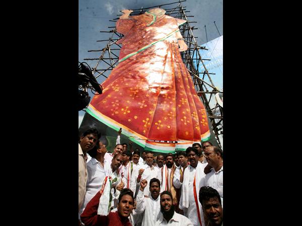 సోనియా భారీ కటౌట్