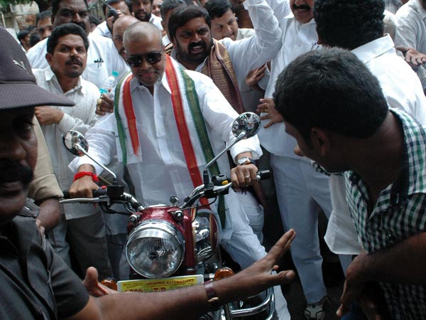 బైక్‌ను నడుపుతూ దామోదర