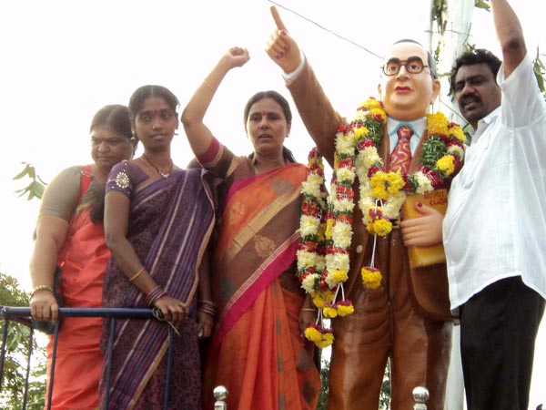 అంబేడ్కర్‌కు నివాళి