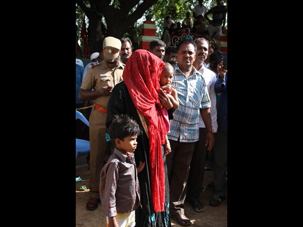 లొంగిపోయిన మహిళను తీసుకెళ్తూ..