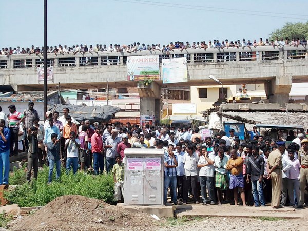 గుమికూడిన జనం