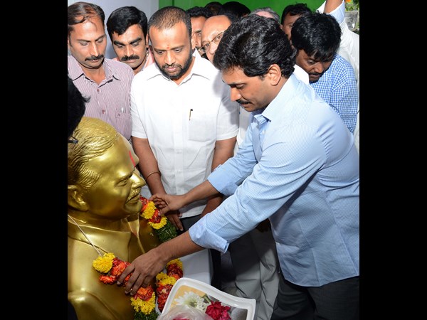 వైయస్‌కు నివాళి