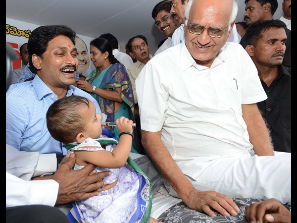 జగన్ పగలబడి నవ్వాడు