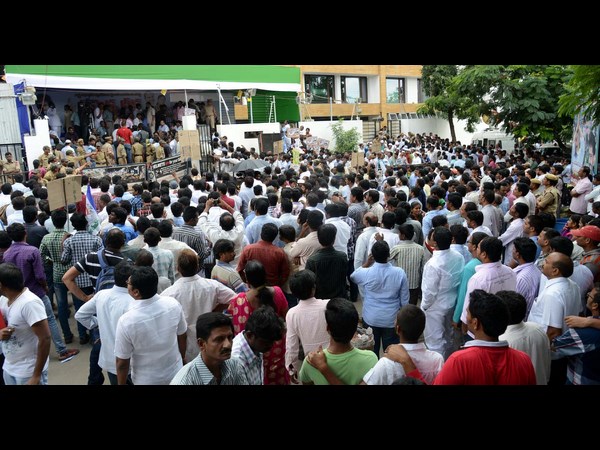 లోటస్ పాండు వద్ద కార్యకర్తలు