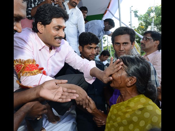 అమ్మ చెమట తుడుస్తూ..