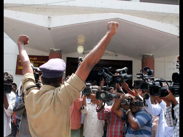 ఉద్రిక్త వాతావరణం ఉద్రిక్త వాతావరణం