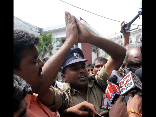 సిఎం అంటే తప్పు లేదా.. సిఎం అంటే తప్పు లేదా..