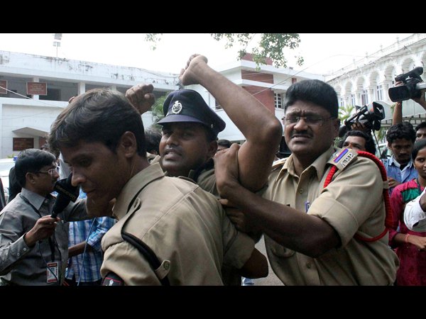 పోలీసుల అదుపులో సంజీవులు.. పోలీసుల అదుపులో సంజీవులు..